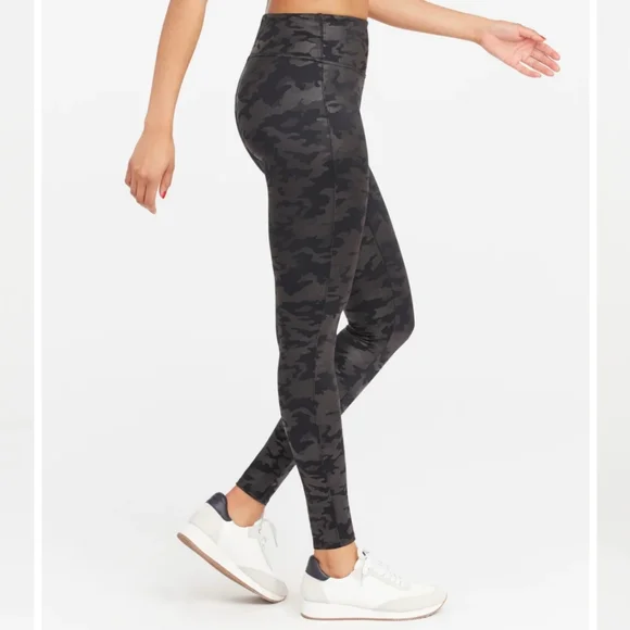 Like New SPANX Faux leather camo leggings size‎ Medium - Picture 6 of 13